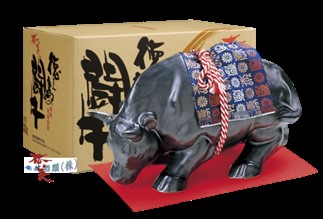 徳之島の伝統文化「なくさみ」をモチーフ 【黒糖焼酎】 徳之島の闘牛